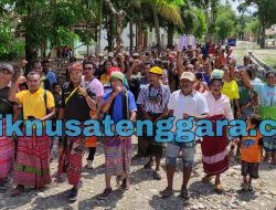 Ratusan Pendukung Mengantar Sergius Klau Mendaftar Cakades Umatoos