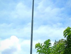 Tiang Listrik Dan Kabel Jadi Tontonan Warga