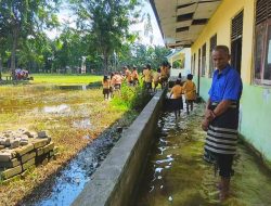Ruang Kelas Digenangi Air, Murid SDK Sikun Terpaksa Diliburkan