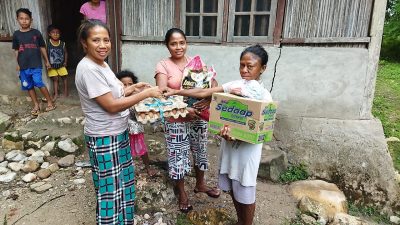 Kepala Desa Taaba Beri Bantuan Pangan Untuk Korban Bencana