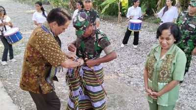 Kunjungan Keluarga Danrem 161 Wira Sakti Brigjen TNI Joao Xavier Barreto Nunes di Rumah Petrus Bria Seran