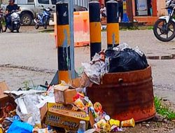 Tumpukan Sampah Menghiasi Lampu Merah Kota Betun