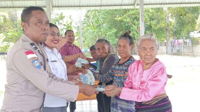 Masyarakat Desa Umalor Terima BLT Tahap Ketiga