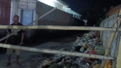 Akibat Tumpukan Sampah, Warga Pasar Baru Blokir Jalan Masuk Kampung