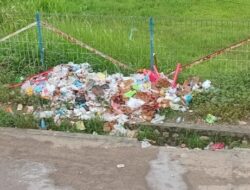 Tumpukan Sampah Menggunung di Depan Kantor DPRD Malaka