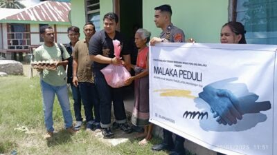 Gandeng Polisi, Wartawan Malaka Bagi-bagi Sembako Kepada Warga Lansia