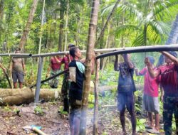 Satgas Yonif 741/GN Pos Maubusa Perbaiki Pipa Air Warga Makereng Badaen di Perbatasan RI-RDTL