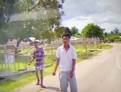 Video Viral! Youtuber “Jajago Keliling Indonesia” Dilempari Batu di Malaka, NTT