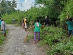 Warga Desa Motaulun Giatkan Program Jumat Bersih, Fokus pada Pembersihan Jalan dan Drainase