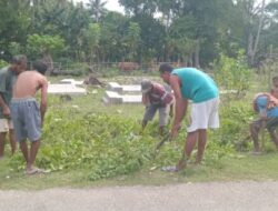 Warga Dusun Wekbelar B, Desa Seserai Gelar Kerja Bakti Bersihkan Semak Belukar di Badan Jalan