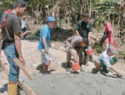 Warga Desa Tunbaun Patungan Perbaiki Jalan Rusak, Pemerintah Kabupaten dan Provinsi NTT Dinilai Tutup Mata