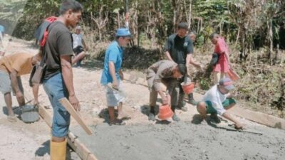 Warga Desa Tunbaun Patungan Perbaiki Jalan Rusak, Pemerintah Kabupaten dan Provinsi NTT Dinilai Tutup Mata