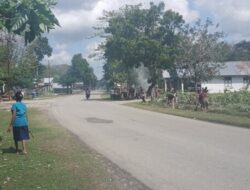 Warga Desa Raimataus Gotong Royong Bersihkan Jalan Sambut HUT ke-80 RI