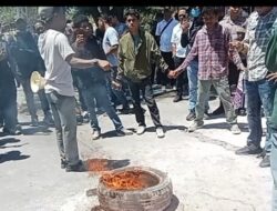 Mahasiswa NTT Demo Tolak Kenaikan Tunjangan DPRD, Tuding Dewan Abaikan Krisis Ekonomi