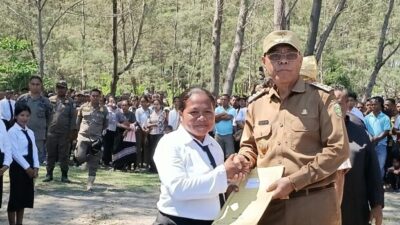 Bupati SBS Serahkan 868 SK PPPK di Pantai Cemara Abudenok: “Jaga Kepercayaan Ini dengan Kerja Baik-baik!”