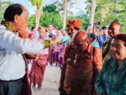 Momen Hangat di Laenmanen: Bupati SBS Turun Menari Likurai Bersama Warga