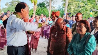 Momen Hangat di Laenmanen: Bupati SBS Turun Menari Likurai Bersama Warga