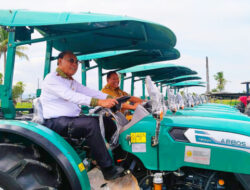 Komitmen Urus Rakyat, SBS-HMS Datangkan 25 Unit Traktor dari Kementan RI