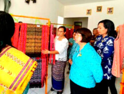 Generasi Muda Ramaikan Fashion Show Tenun Adat Malaka di HUT NTT ke-67