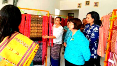 Generasi Muda Ramaikan Fashion Show Tenun Adat Malaka di HUT NTT ke-67