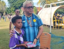 ketua PSSI Adrianus bria seran S.H berikan Bantuan alat tulis Sekolah untuk anak anak SSB