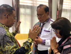 Bupati Malaka dan Istri Terima Berkat Paskah dari Uskup Atambua