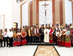Hadir di Tengah Umat, Bupati Malaka Bersama Keluarga Misa Sabtu Haleluya di Paroki Kaputu
