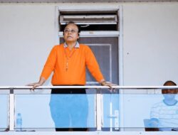 Dari Atas Tribun Stadion Oepoi, Bupati SBS Beri Semangat Kepada Tim PS Malaka U-12 yang Jadi Pusat Perhatian Penonton