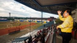 Hadir di Tribun Stadion Oepoi, Bupati Malaka Beri Tanda Salib Tiap Anak‑anaknya Cetak Gol