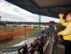 Hadir di Tribun Stadion Oepoi, Bupati Malaka Beri Tanda Salib Tiap Anak‑anaknya Cetak Gol